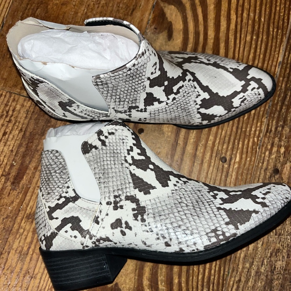 NWOT Womens size 9 animal print bootie